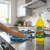 Czyszczenie tłuszczu w kuchni odtłuszczaczem Bix All Purpose Degreaser
