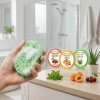 Użycie mydła z gąbką Kotem Sponge Soap pod prysznicem