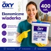 Kobieta prezentująca wiaderko chusteczek czyszczących Mr. OXY 400 sztuk